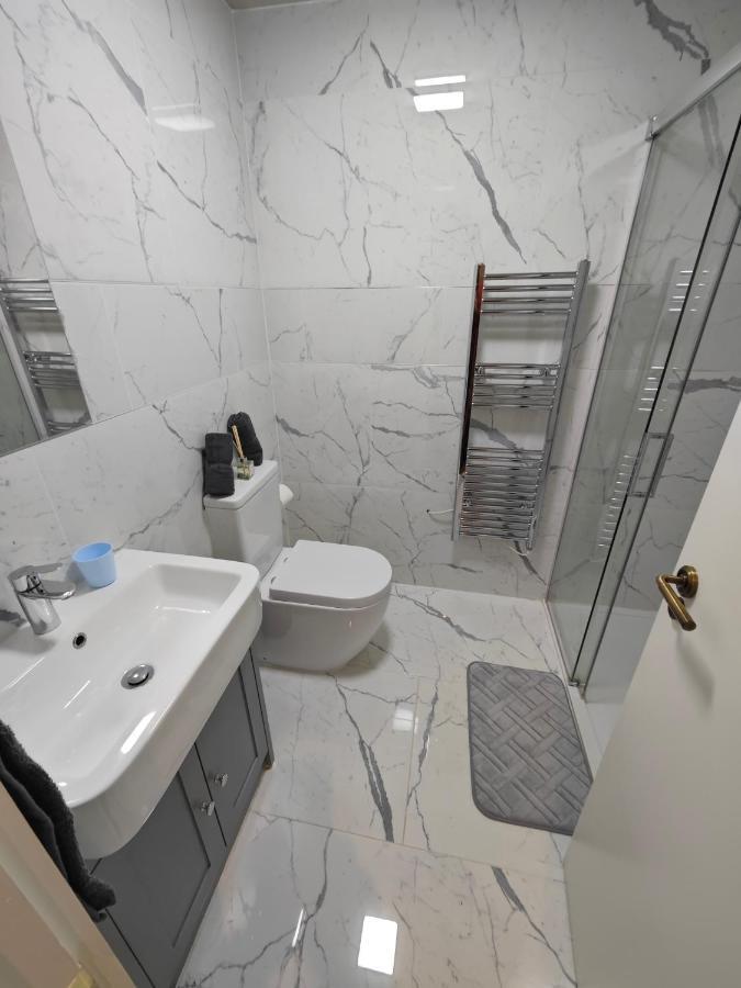 2 Bedroom Flat In Wood Green Piccadilly Line London Kültér fotó